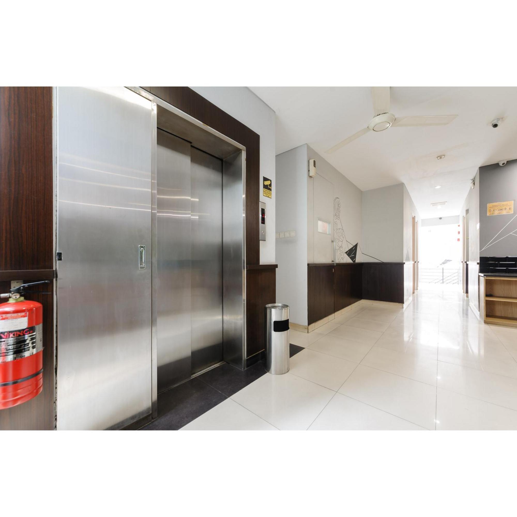Reddoorz Plus Near Grand Indonesia Jakarta Kültér fotó